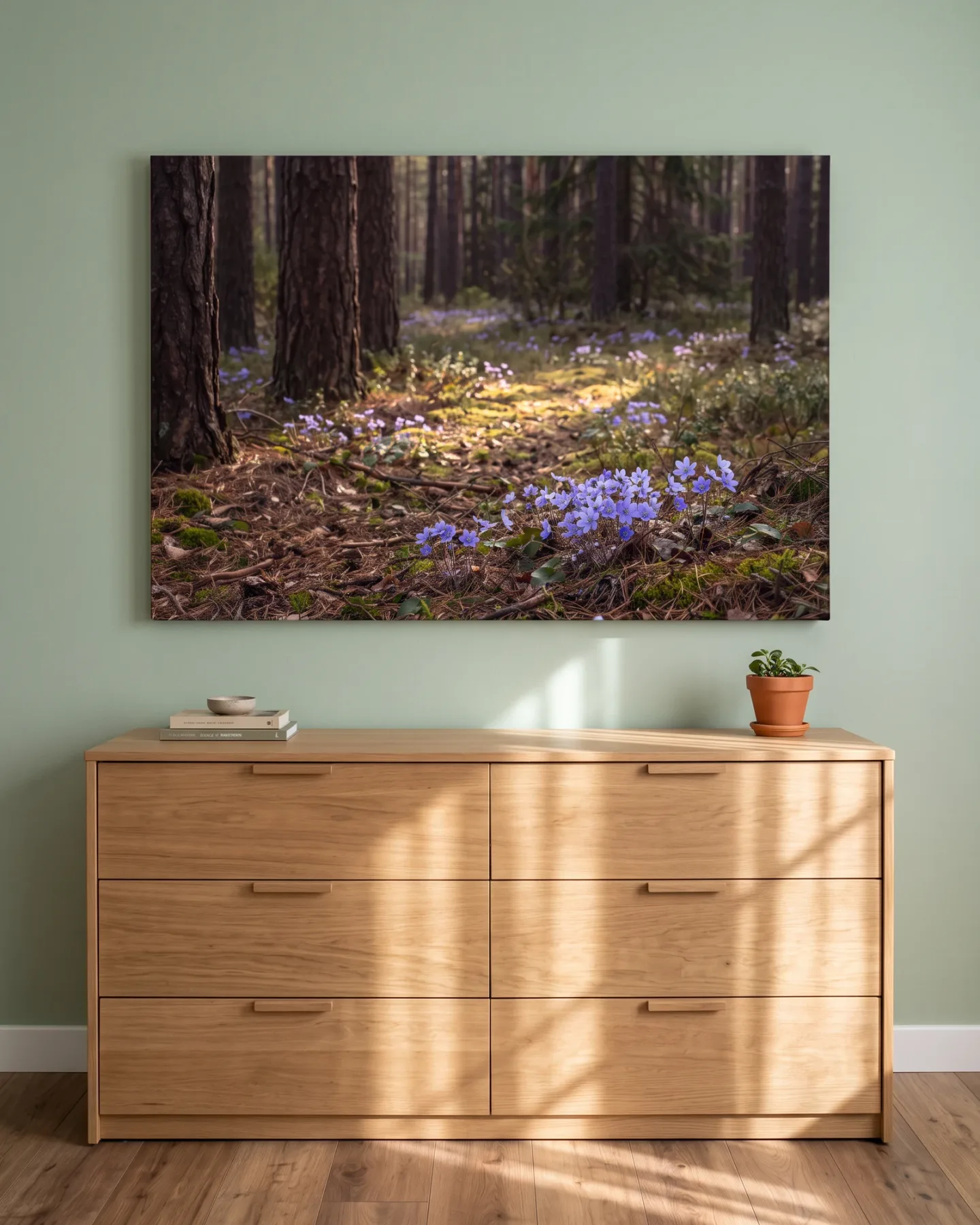 Leinwandbild – Violette Blüten am Waldboden