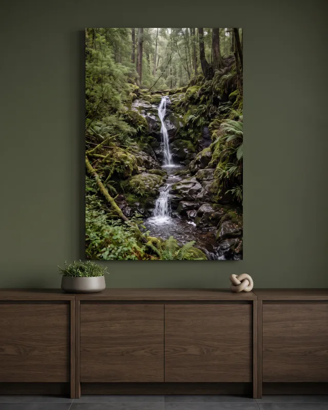 Leinwandbild – Mehrstufiger Wasserfall im grünen Wald