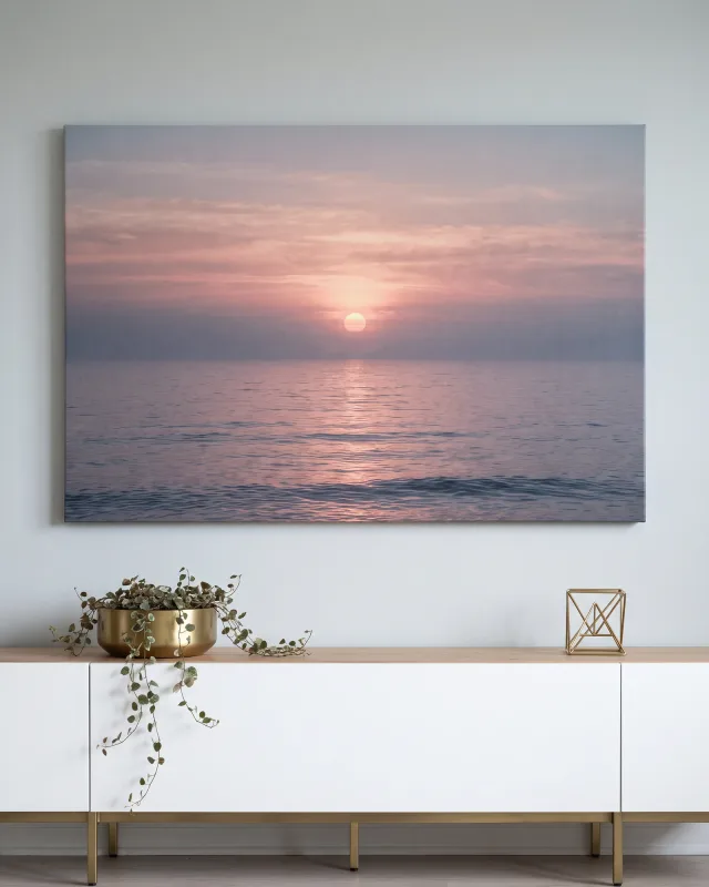 Leinwandbild – Runde Sonne über geradem rosa Horizont