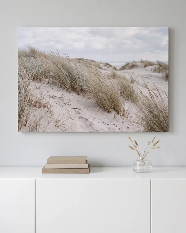 Leinwandbild – Windbewegtes Strandgras über hellen Dünen