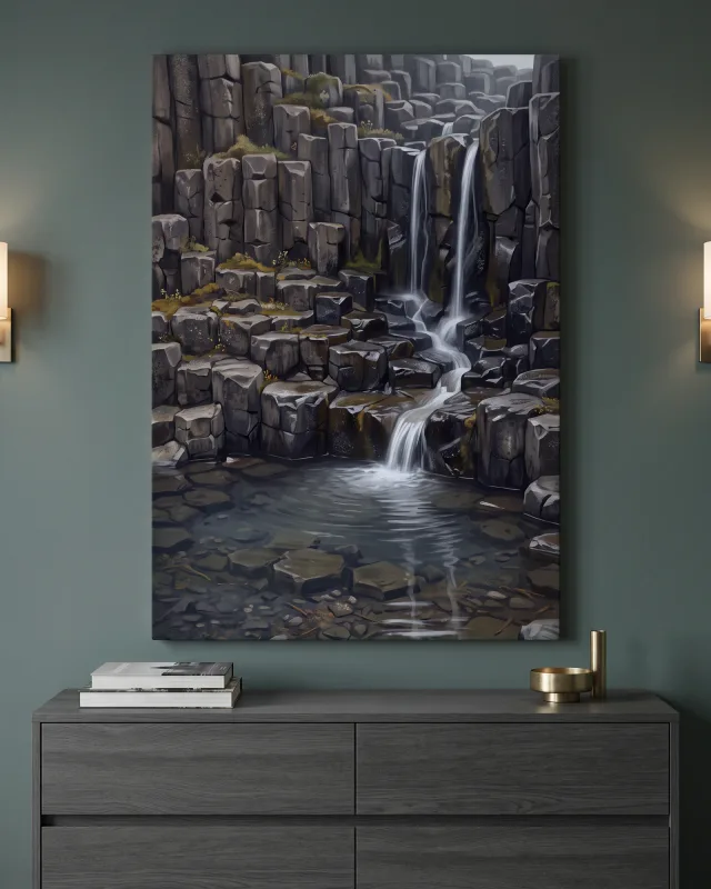 Leinwandbild – Wasserfall zwischen dunklen Basaltsäulen