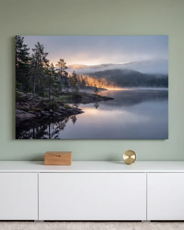 Leinwandbild – Goldener Nebel über einem stillen Waldsee