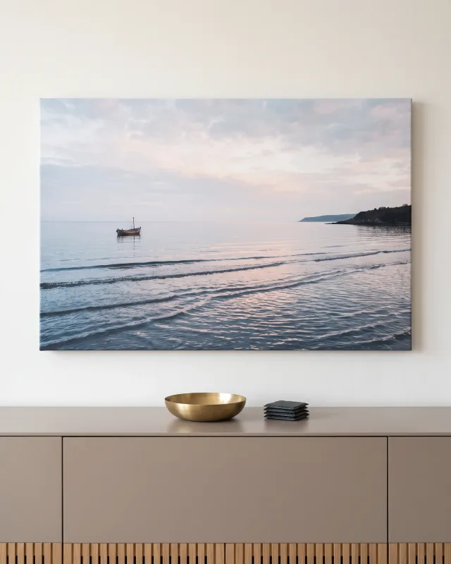 Leinwandbild – Ruhige Küstenlandschaft mit kleinem Boot
