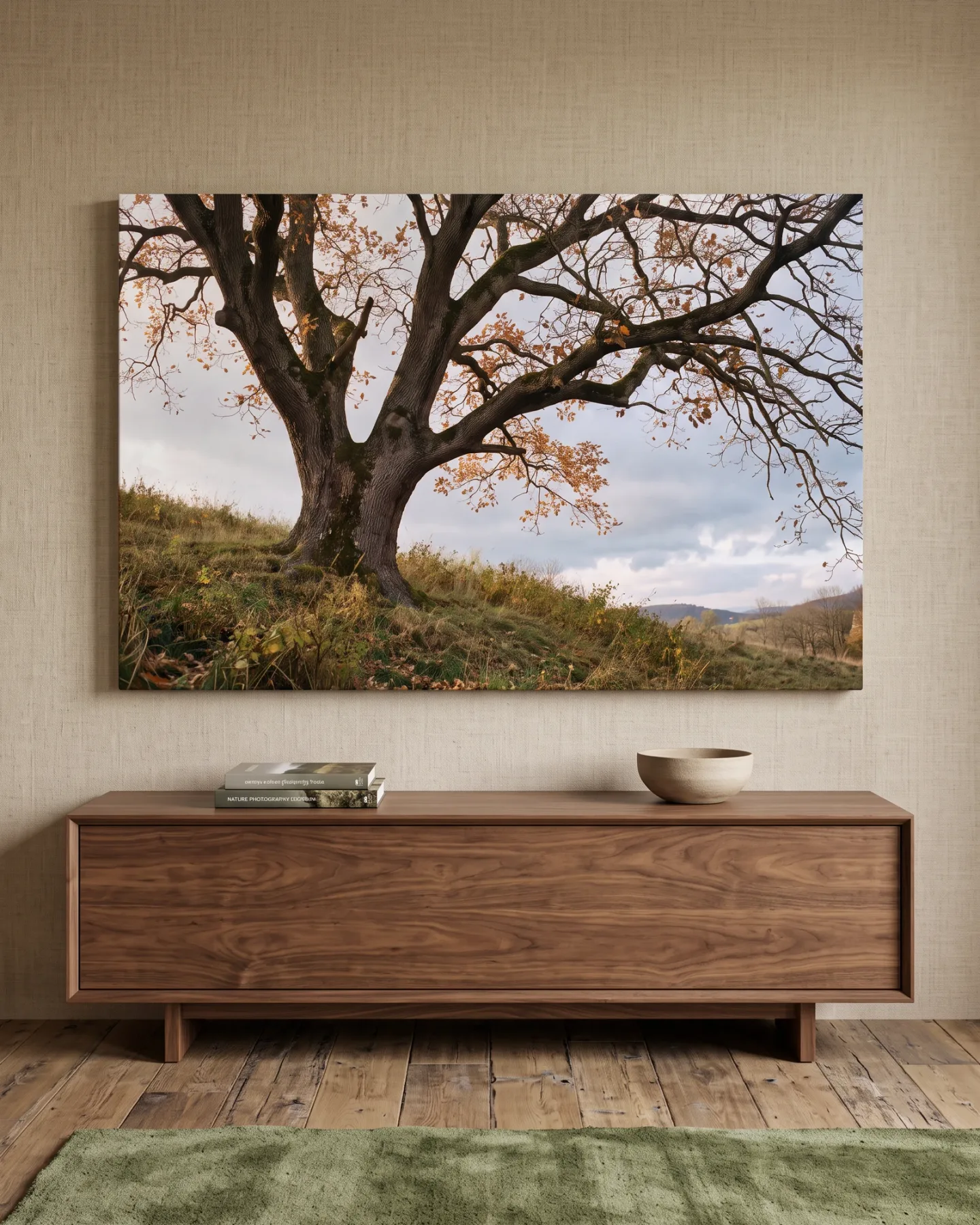 Leinwandbild – Ausladender Baum auf herbstlichem Hang