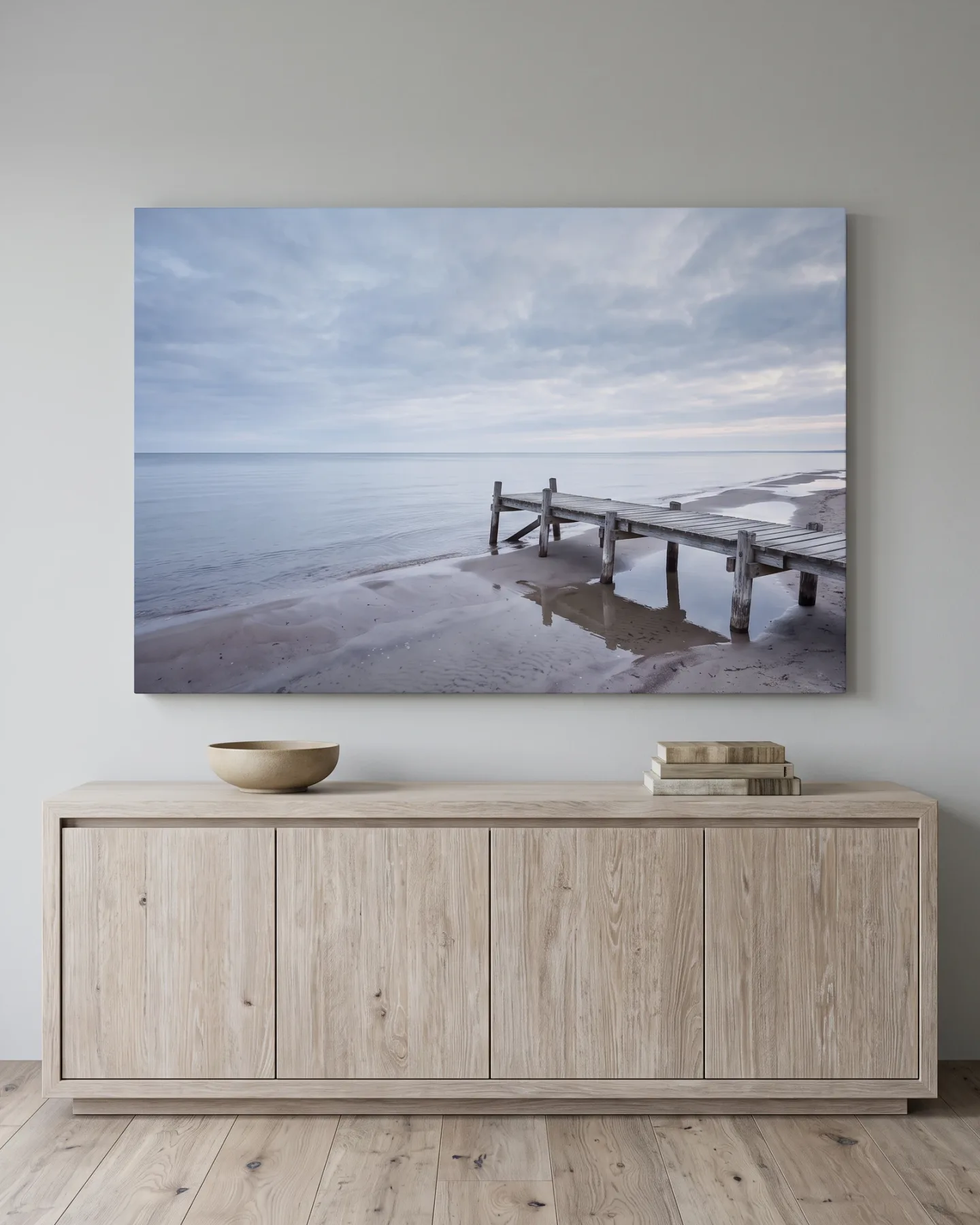Leinwandbild – Holzsteg am stillen Strand