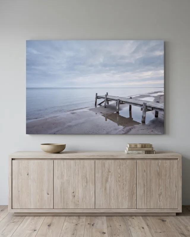 Leinwandbild – Holzsteg am stillen Strand