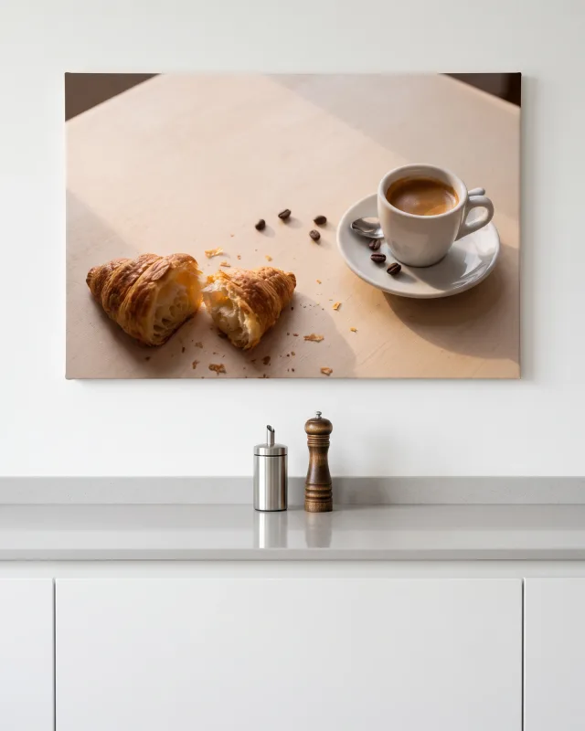 Leinwandbild – Espresso und Croissant auf hellem Tisch