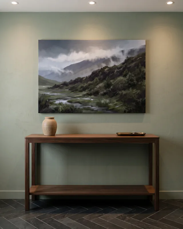 Leinwandbild – Dunstiges Bergtal mit sumpfigem Bach