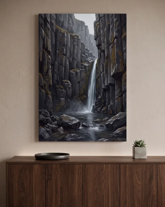 Leinwandbild – Wasserfall zwischen dunklen Felswänden