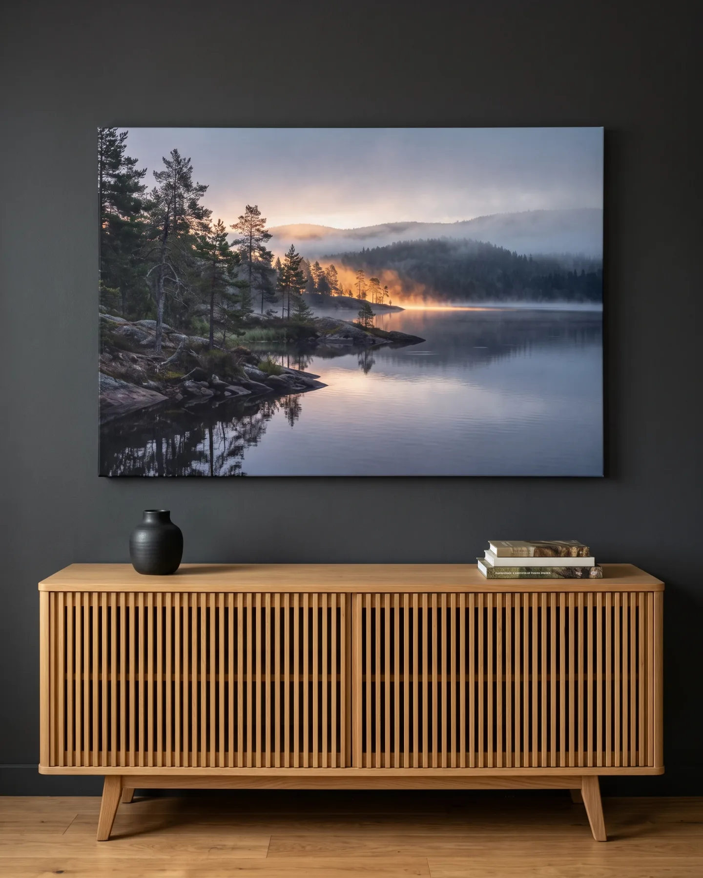 Leinwandbild – Goldener Nebel über einem stillen Waldsee
