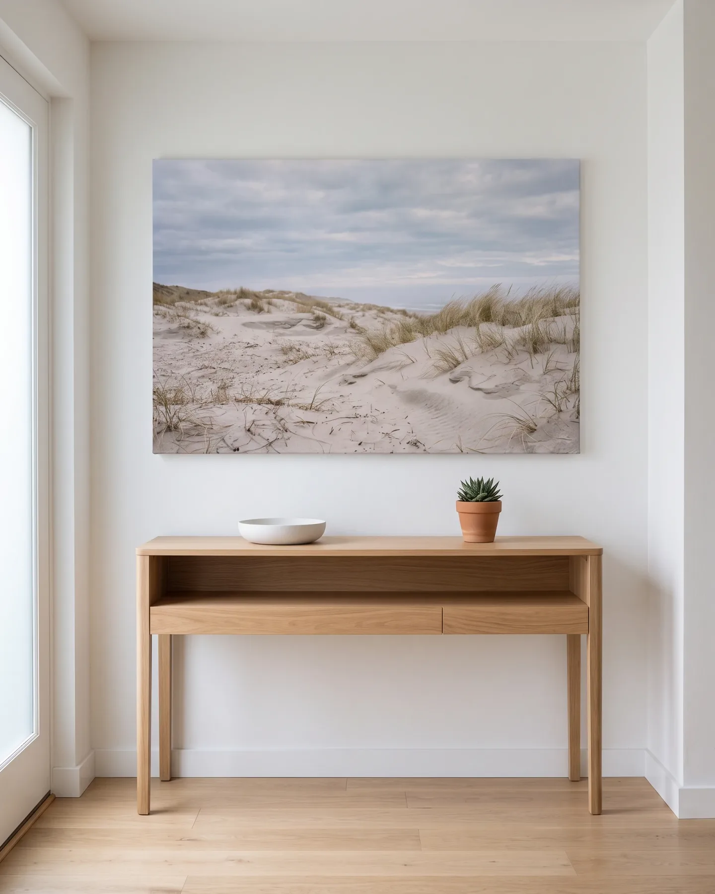 Leinwandbild – Dünen und Strandgras unter grauem Himmel