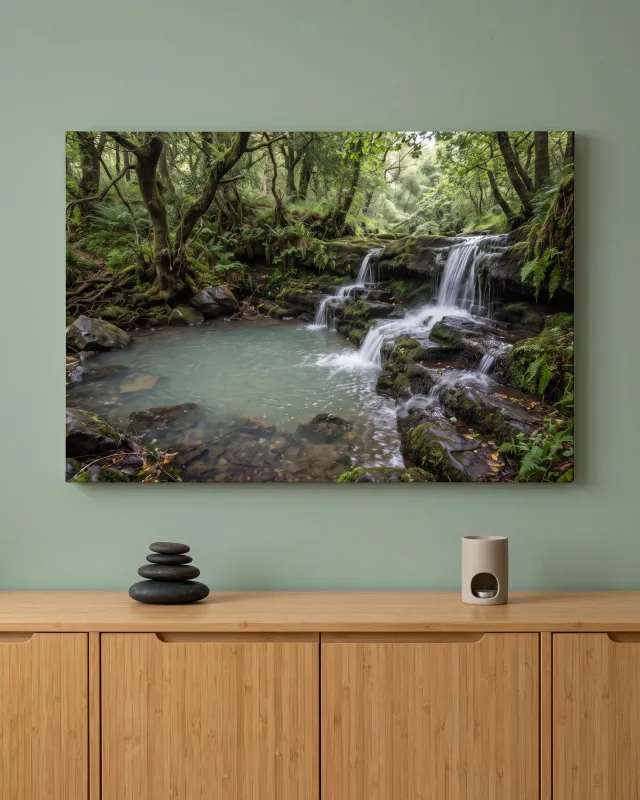 Leinwandbild – Wasserfall im grünen Wald