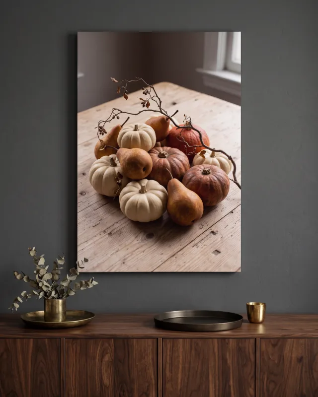 Leinwandbild – Herbstfrüchte auf rustikalen Holzdielen