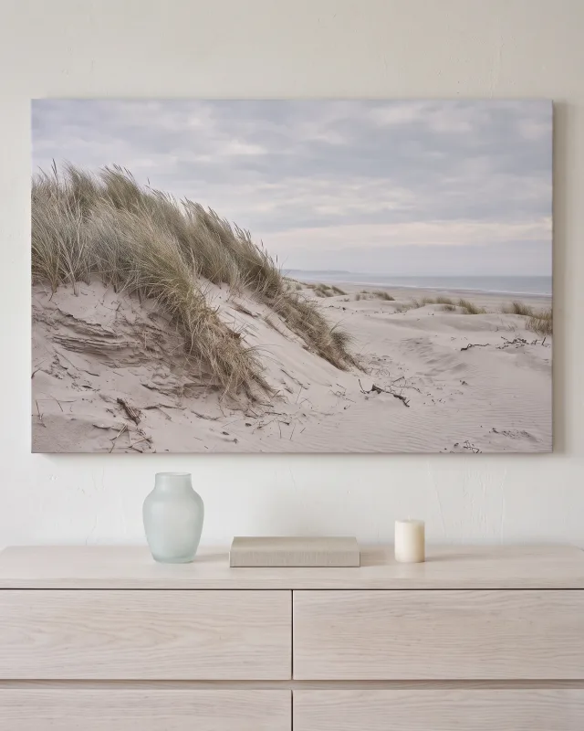 Leinwandbild – Bewachsene Düne am weiten Strand
