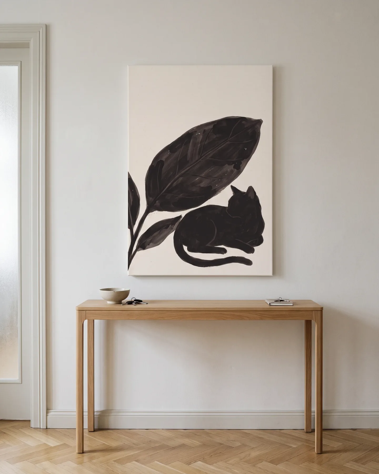 Leinwandbild – Ruhende Katze unter diagonalem Blatt