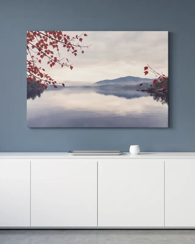 Leinwandbild – Ruhiger See mit roten Herbstblättern