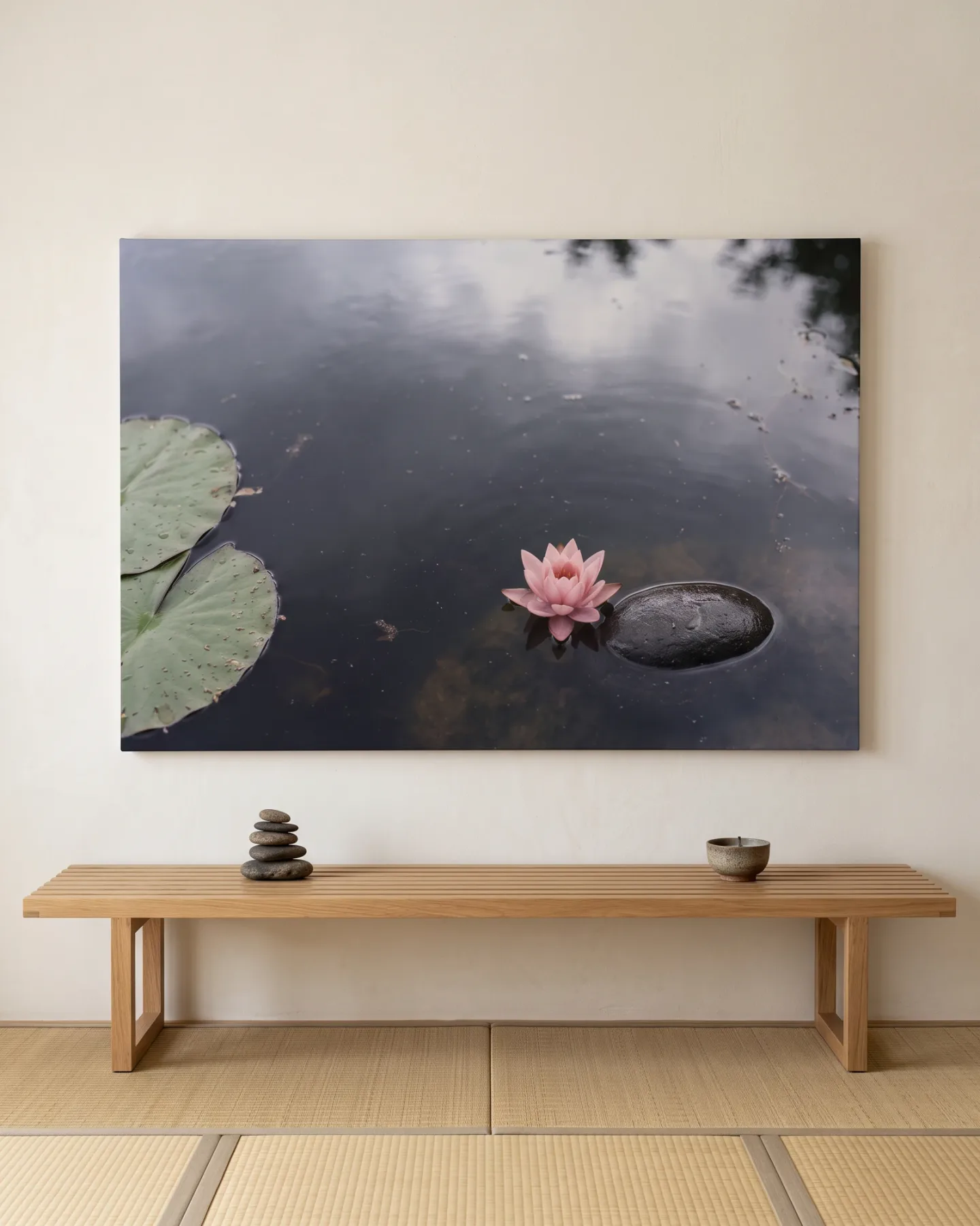 Leinwandbild – Rosa Seerosenblüte auf dunklem Teich