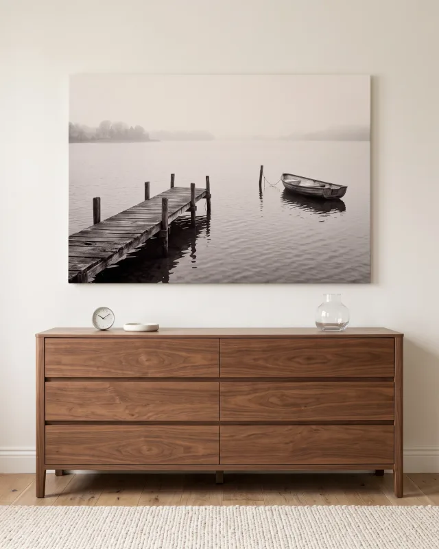 Leinwandbild – Nebeliger See mit Holzsteg und Boot – Leinwandbild