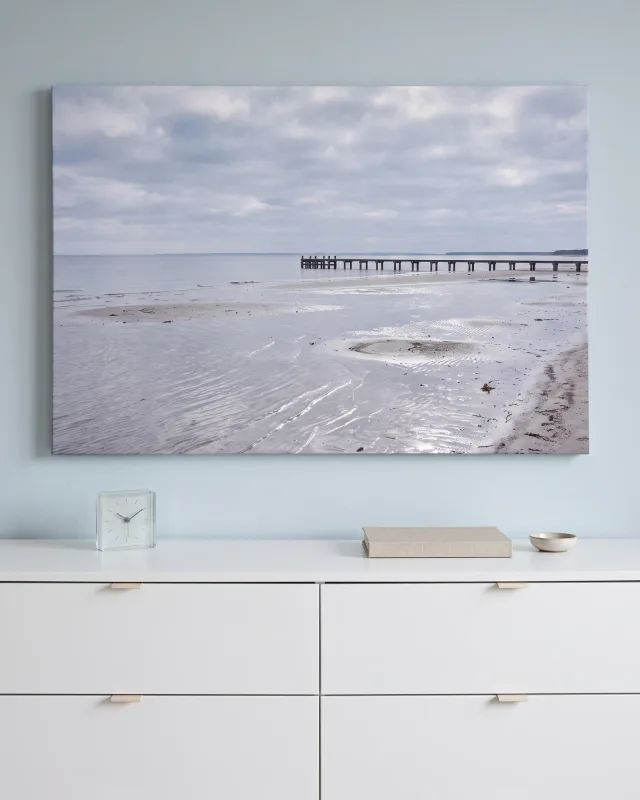 Leinwandbild – Ruhiger Strand mit Holzsteg