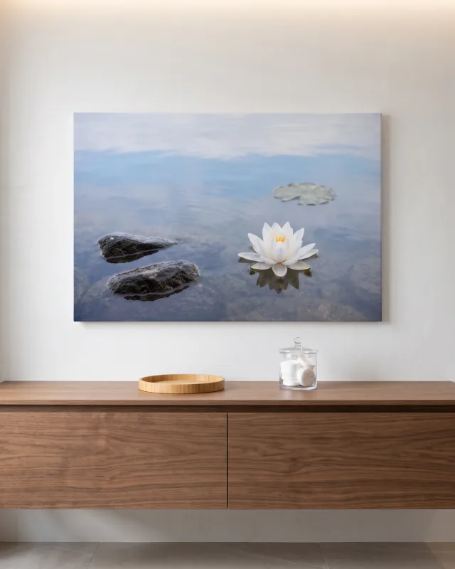 Leinwandbild – Weiße Blüte auf stillem Wasser