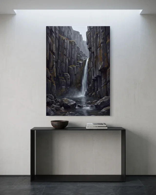 Leinwandbild – Wasserfall zwischen dunklen Felswänden