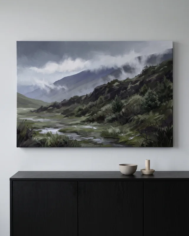 Leinwandbild – Dunstiges Bergtal mit sumpfigem Bach