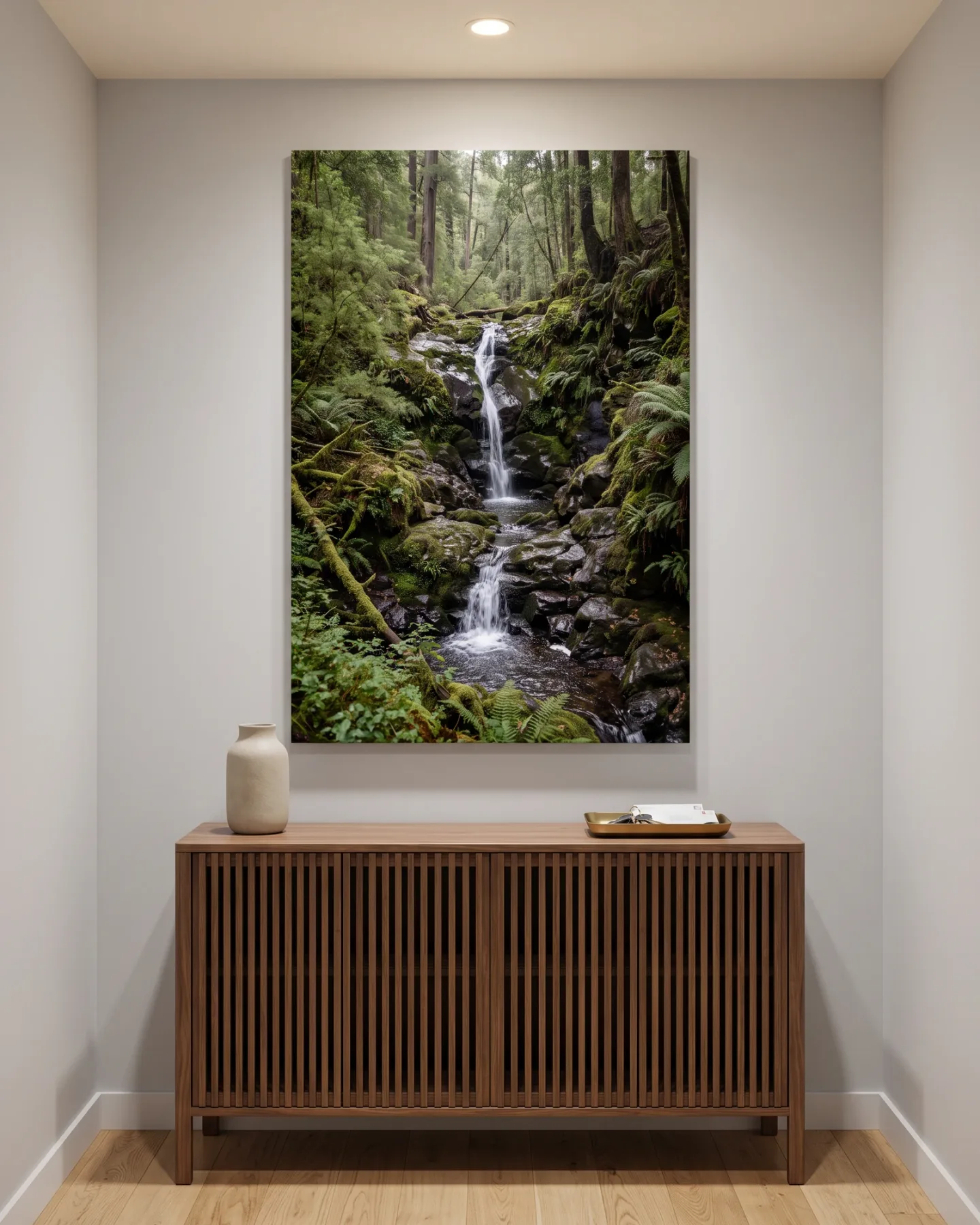 Leinwandbild – Mehrstufiger Wasserfall im grünen Wald