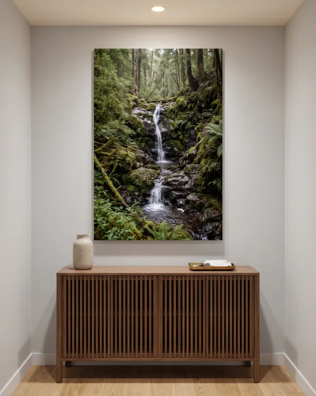 Leinwandbild – Mehrstufiger Wasserfall im grünen Wald