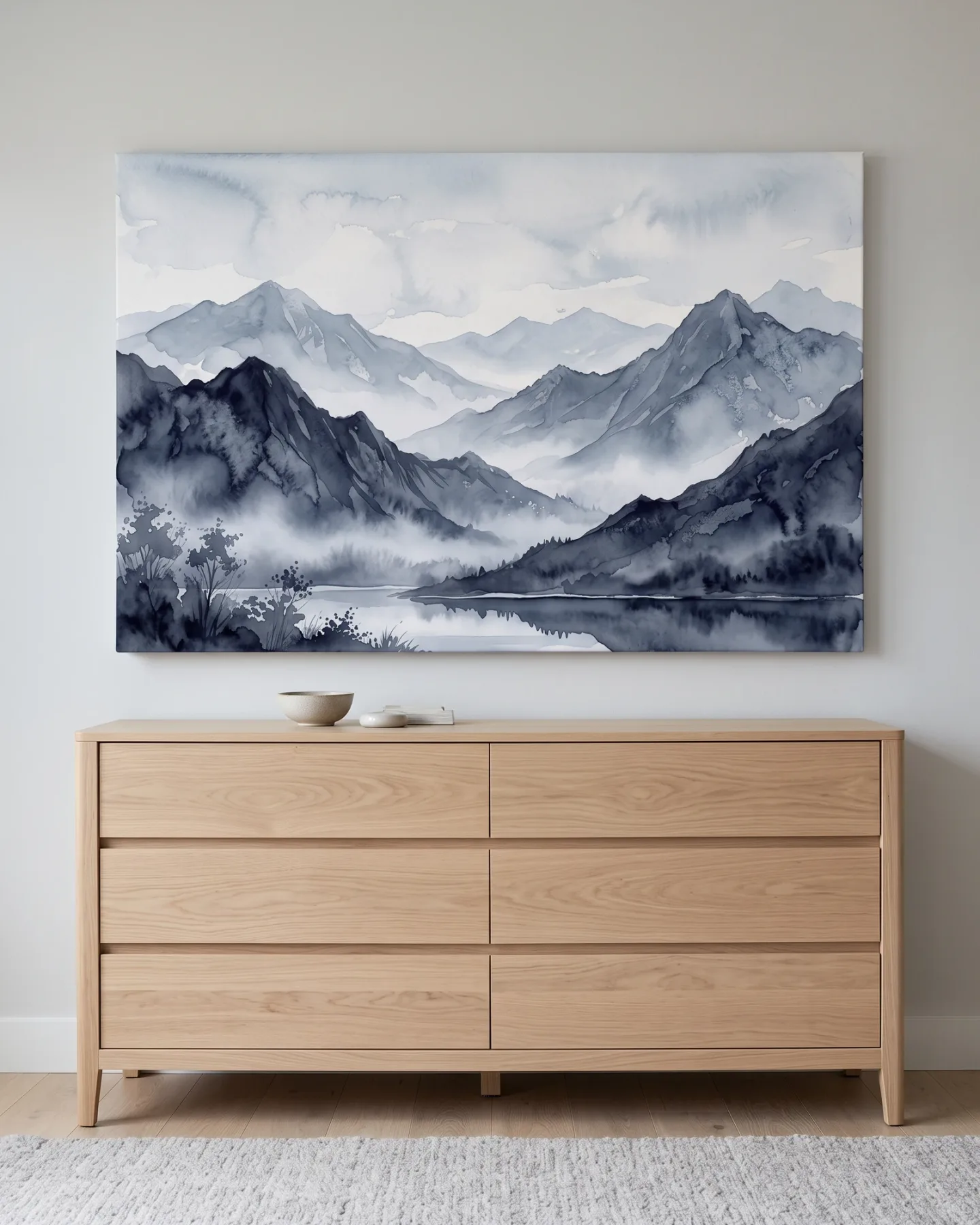 Leinwandbild – Graublaue Berge mit dunklen Uferbäumen