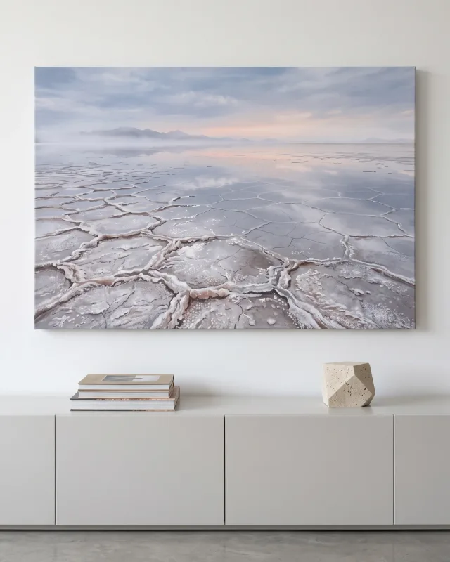 Leinwandbild – Pastellfarbene Salzwüste mit Bergsilhouette