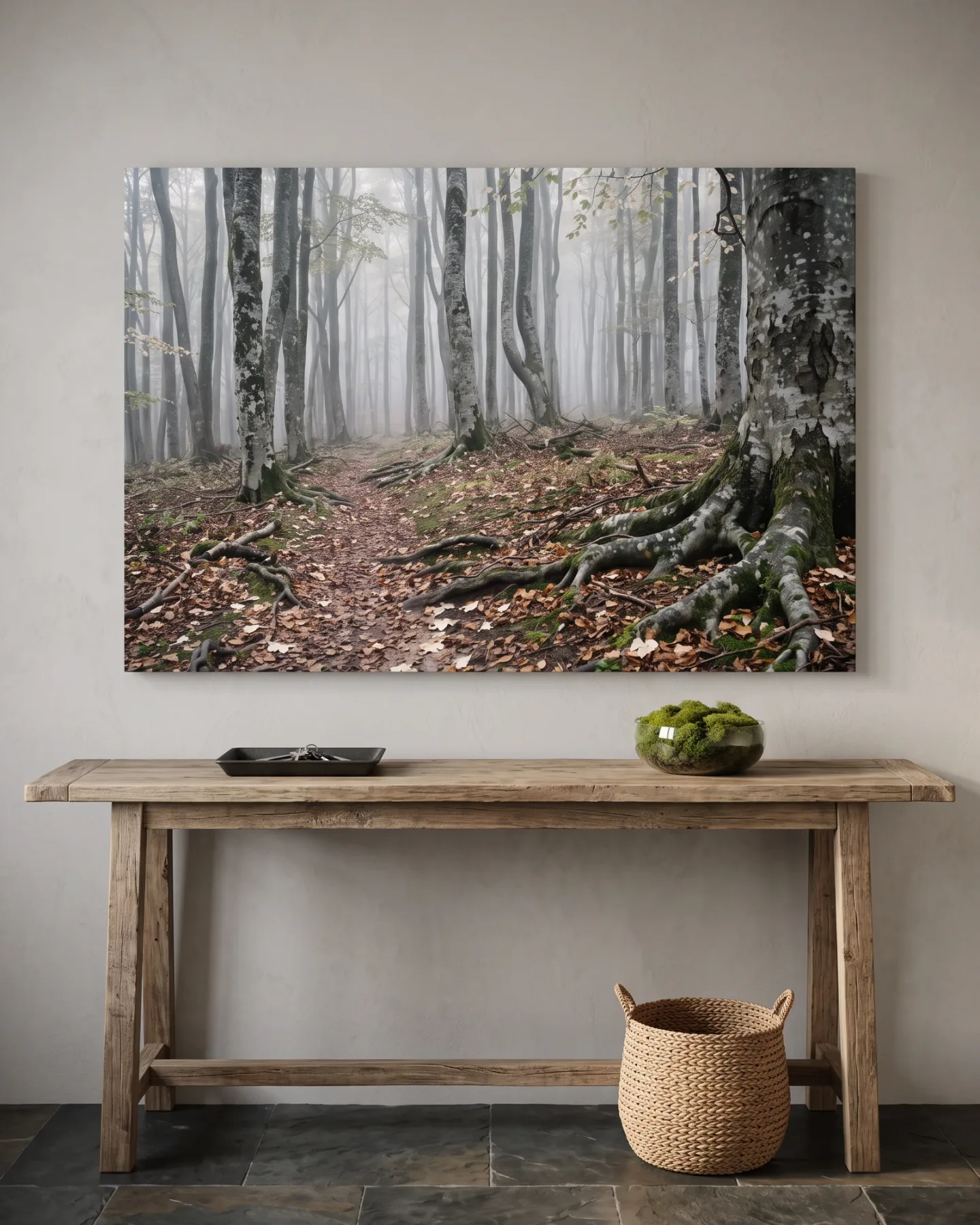 Leinwandbild – Nebeliger Waldweg zwischen hohen Bäumen