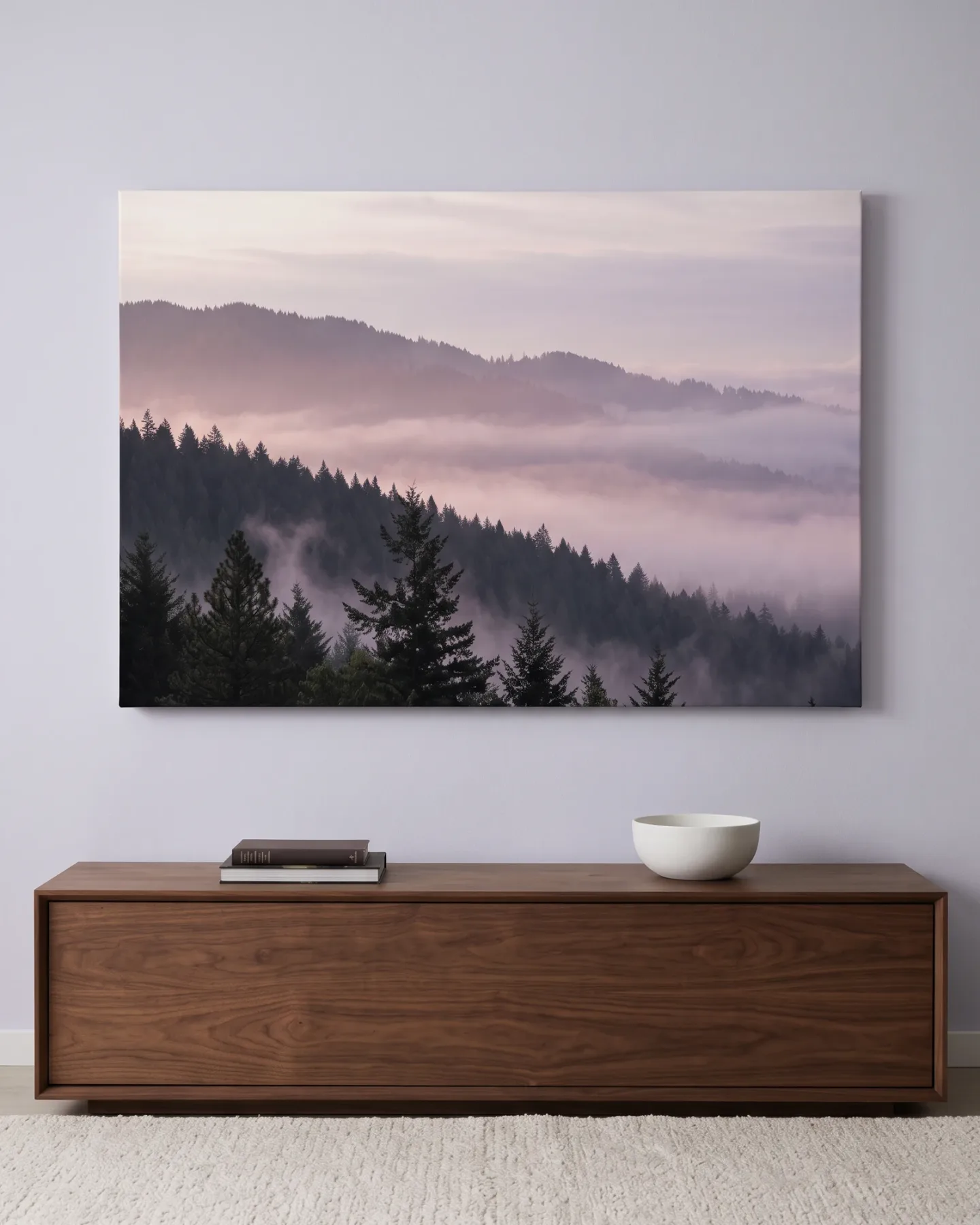 Leinwandbild – Nebel über bewaldeten Berghängen