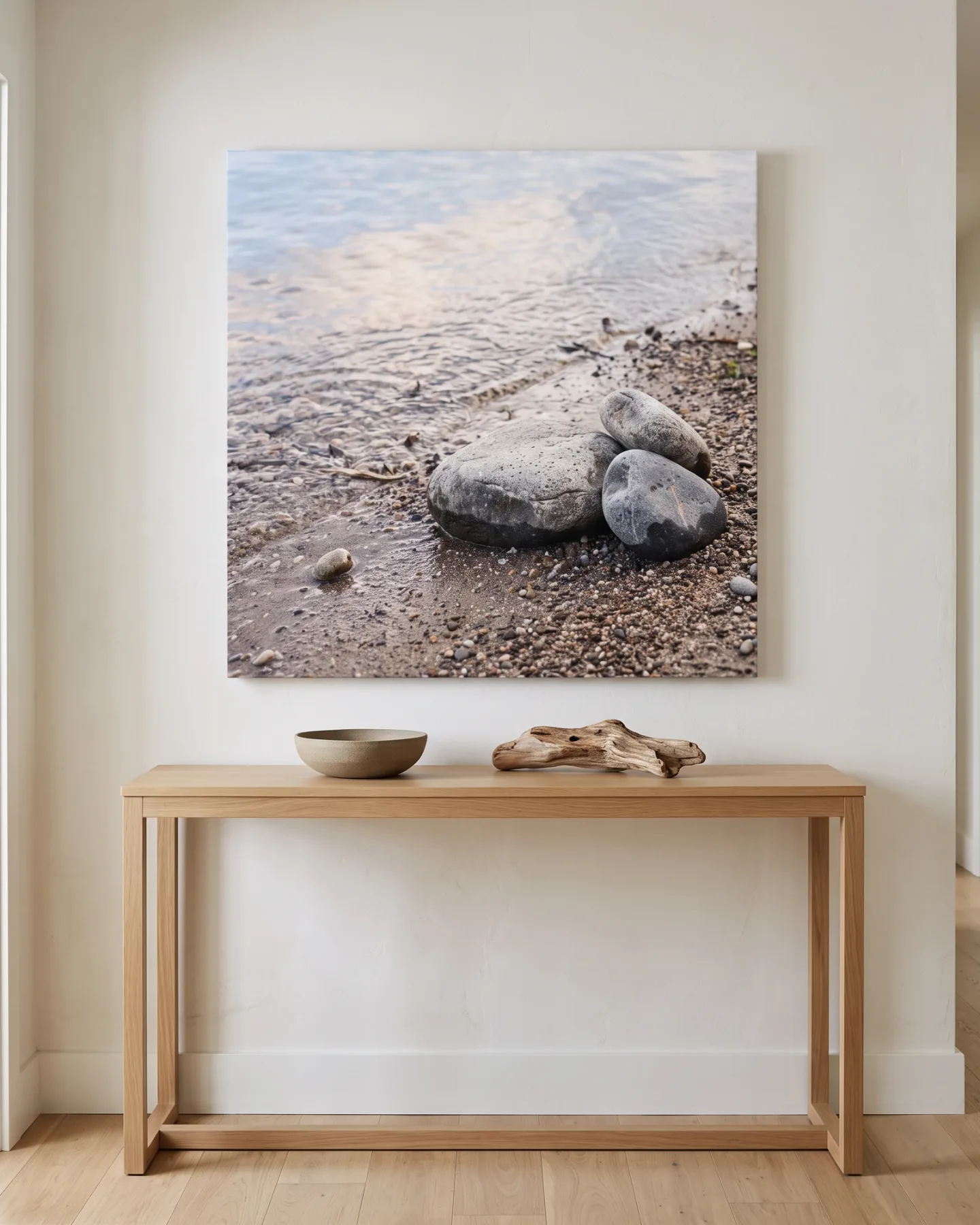 Leinwandbild – Kieselstrand mit großen grauen Steinen