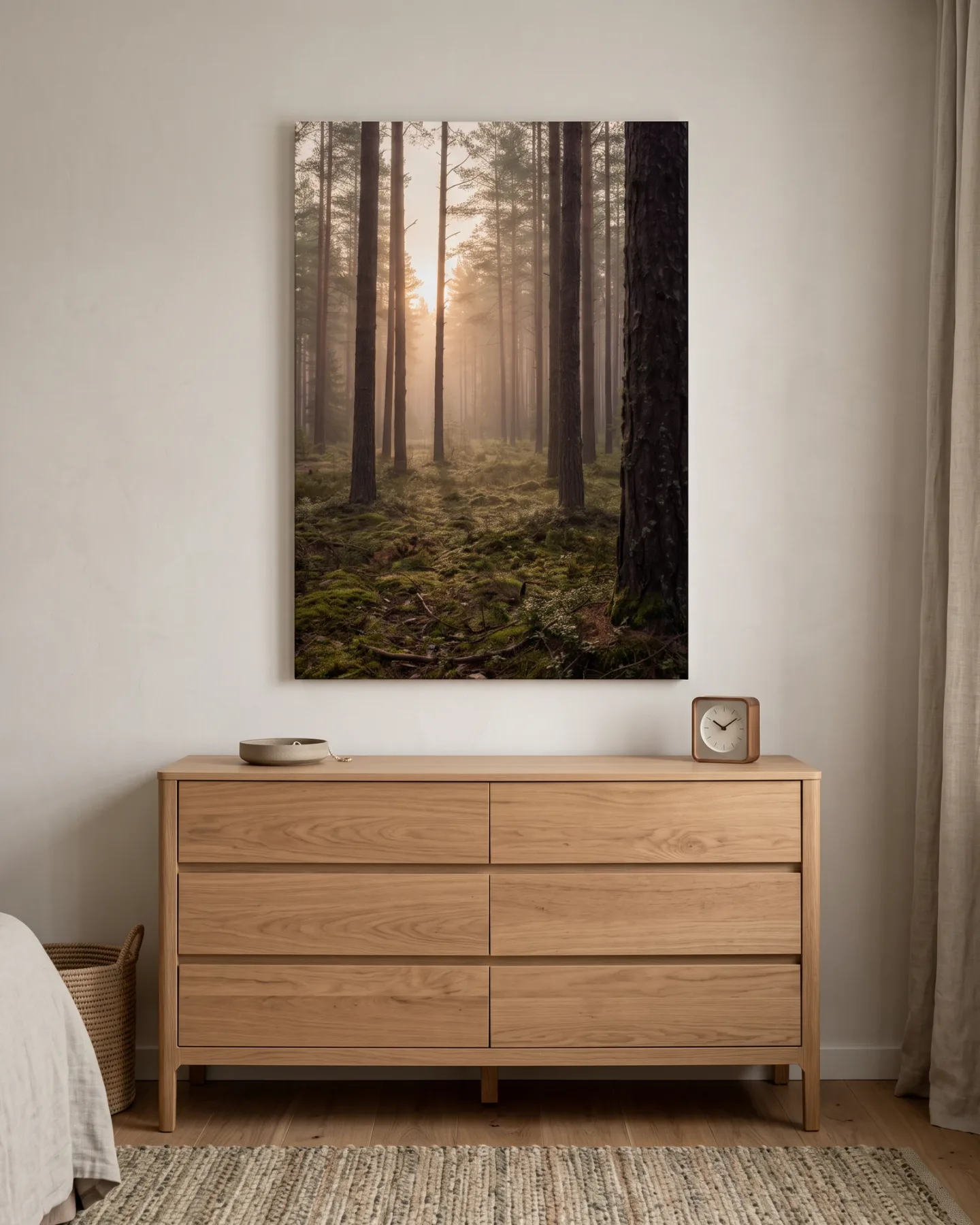 Leinwandbild – Nebeliger Kiefernwald im warmen Morgenlicht