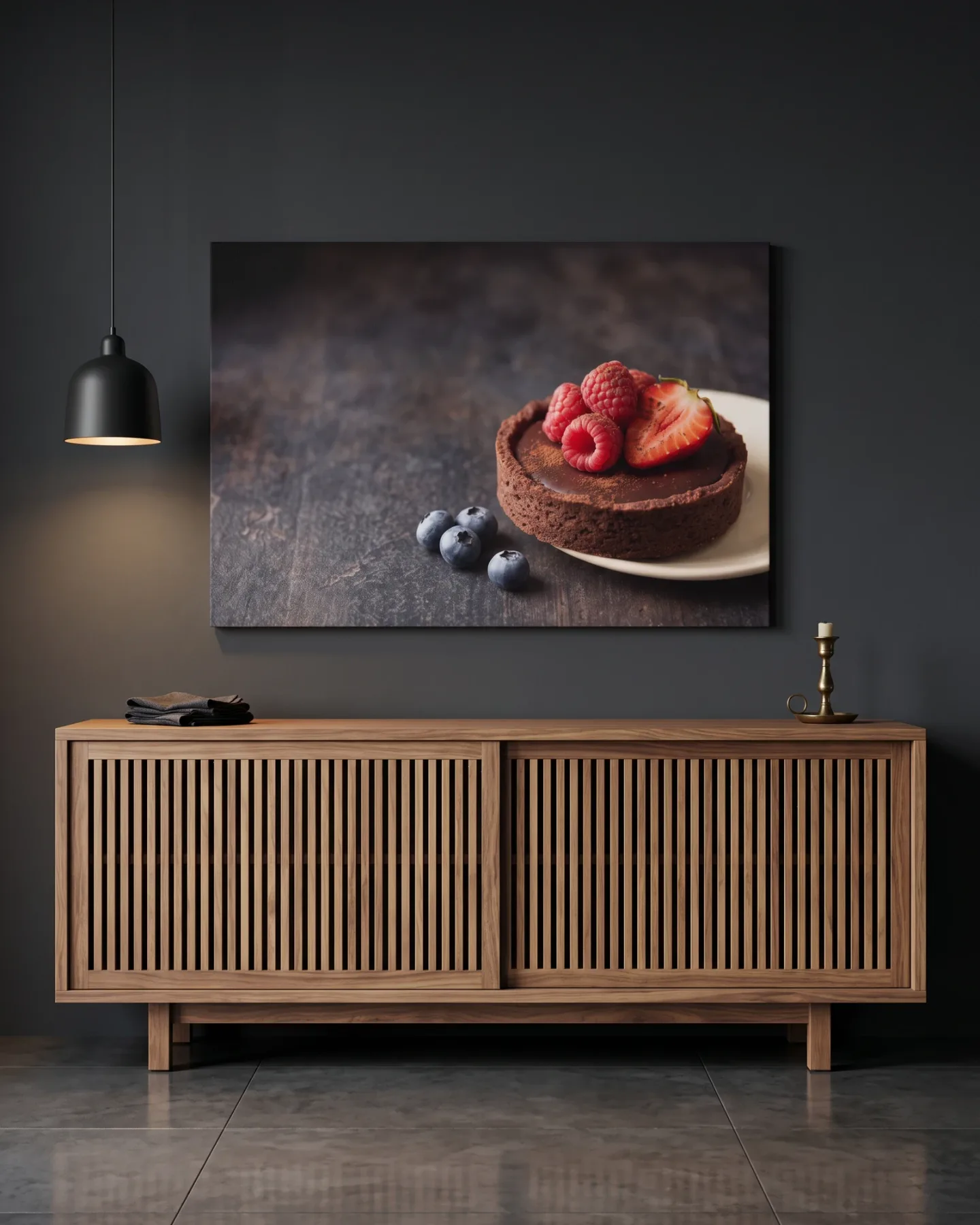 Leinwandbild – Schokoladentarte mit Beeren