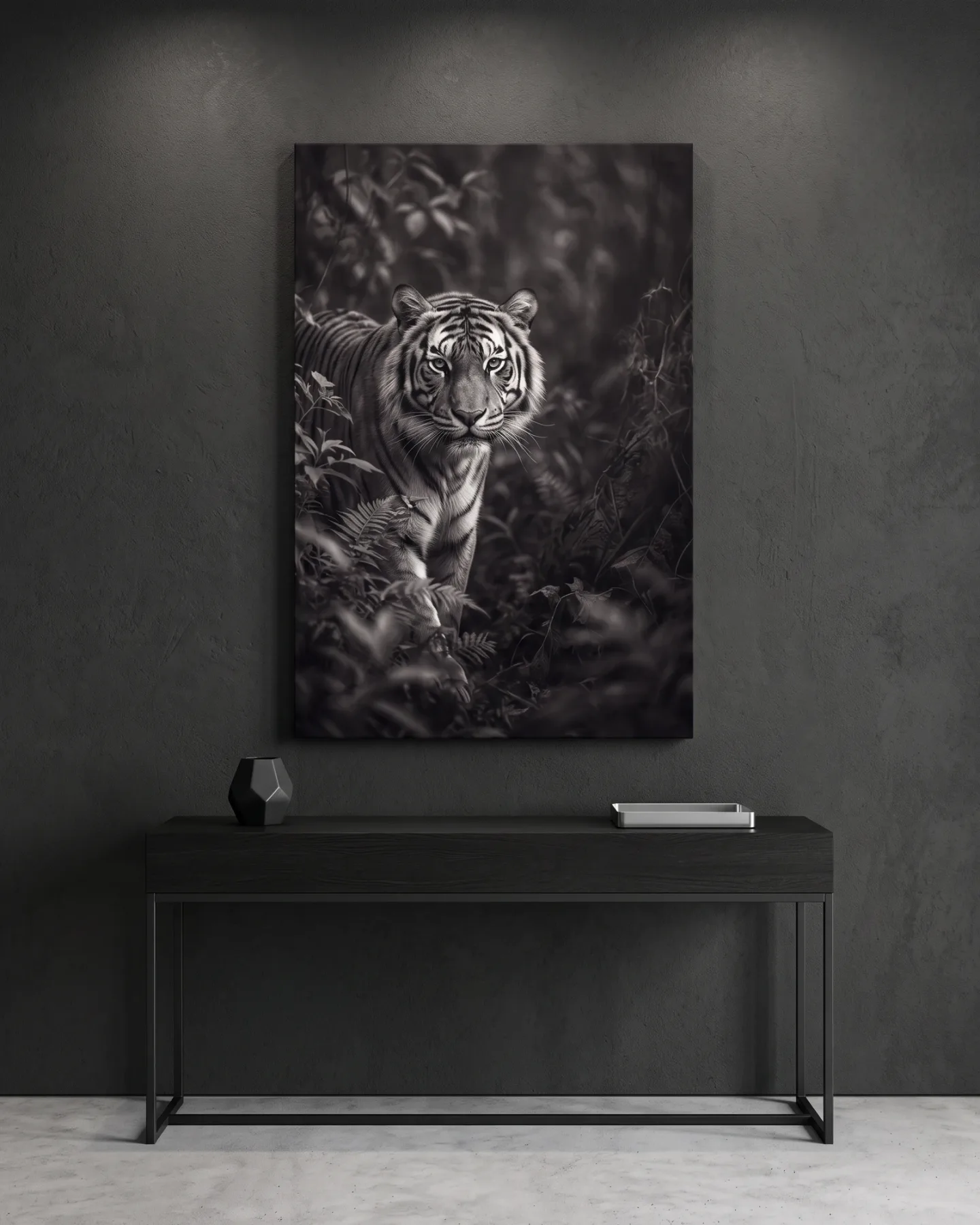 Leinwandbild – Tiger im dunklen Blätterdickicht