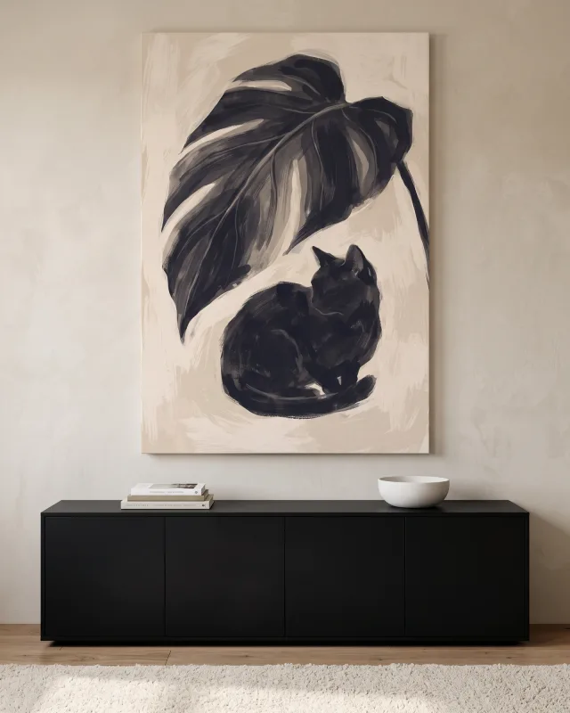 Leinwandbild – Schwarze Katze unter schwungvollem Blattbogen