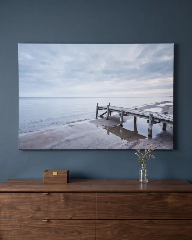 Leinwandbild – Holzsteg am stillen Strand