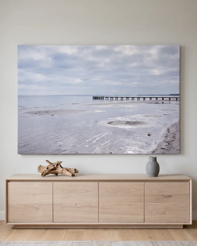 Leinwandbild – Ruhiger Strand mit Holzsteg