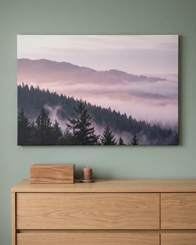 Leinwandbild – Nebel über bewaldeten Berghängen