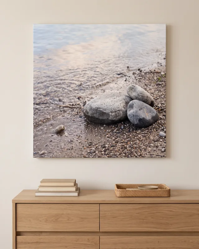 Leinwandbild – Kieselstrand mit großen grauen Steinen