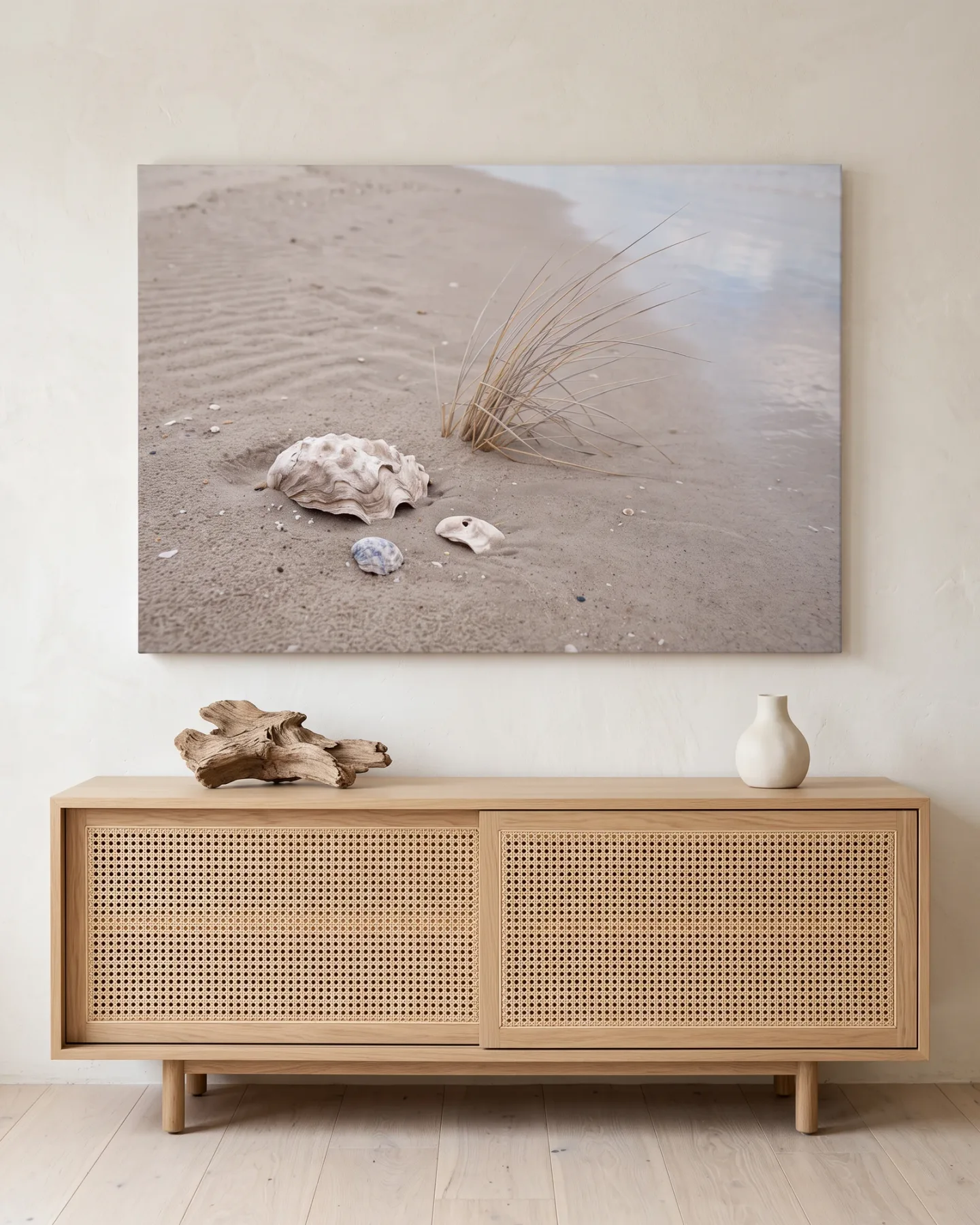 Leinwandbild – Muscheln und Strandgras am Ufer