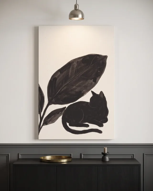 Leinwandbild – Ruhende Katze unter diagonalem Blatt