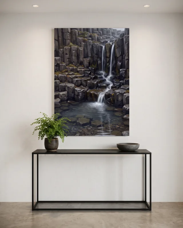 Leinwandbild – Wasserfall zwischen dunklen Basaltsäulen