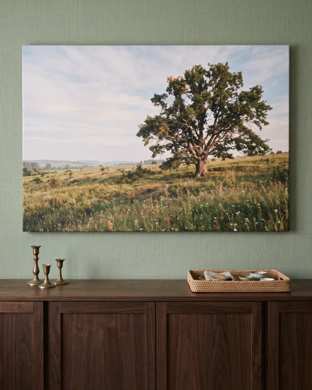 Leinwandbild – Großer Baum auf einer blühenden Wiese