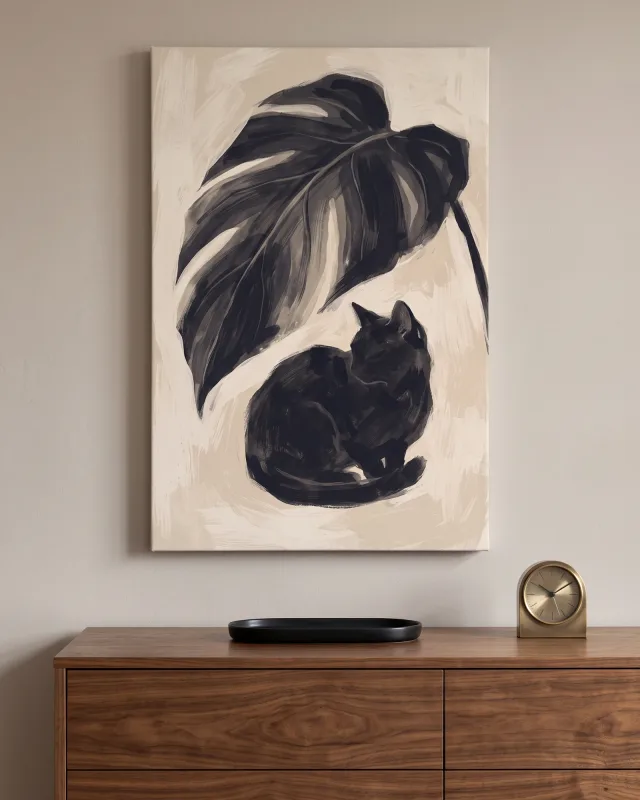 Leinwandbild – Schwarze Katze unter schwungvollem Blattbogen