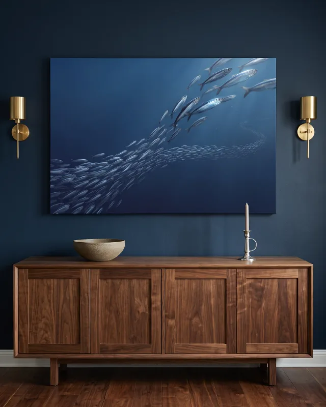 Leinwandbild – Silberne Fischschwärme im tiefblauen Wasser
